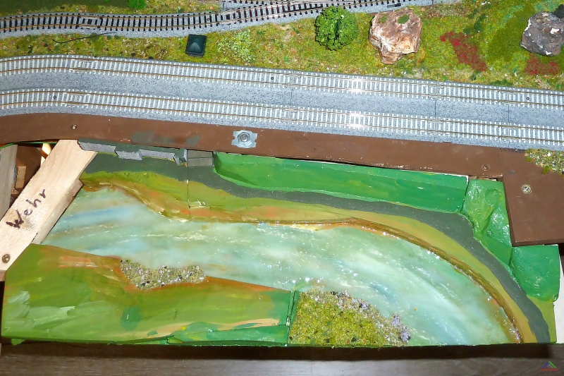 228 Ennschleife B.JPG - Das Ufer entsteht in gewohnter Weise aus Styrodur. Der Durchgang zum Haltepunkt Ennschleife ist auch schon angelegt